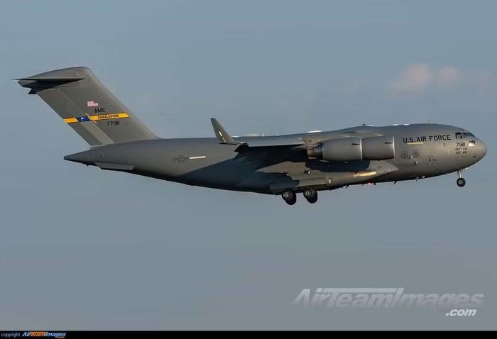 Điều đáng chú ý là máy bay vận tải C-17 thậm chí có thể vận chuyển một chiếc xe tăng hạng nặng M1 Abrams, hoặc một tá xe bọc thép.