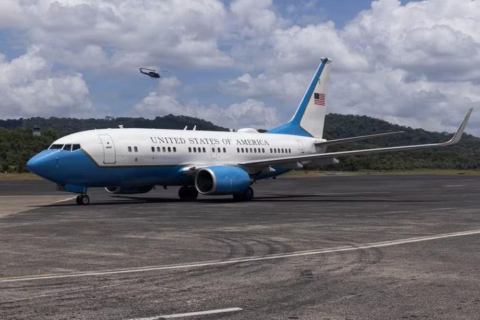 Ông Ratcliffe đã bay đến thủ đô Moskva của Nga trên chiếc máy bay vận tải quân sự C-17 Globemaster III, mặc dù ông có thể sử dụng một trong những phi cơ chính phủ, chẳng hạn như C-37 hoặc C-40 (đây là những phiên bản đặc biệt của Gulfstream V và Boeing 737)