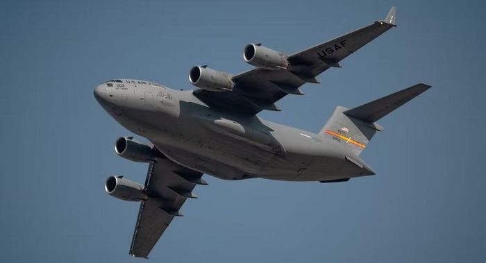 Ví dụ, máy bay C-17 đã được sử dụng để đưa các quan chức cấp cao của Mỹ đến Afghanistan. Cụ thể, điều này là do chiếc phi cơ được trang bị hệ thống phòng thủ tên lửa.