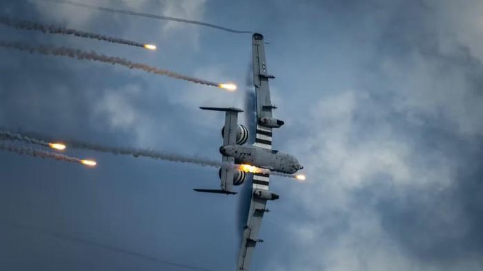 Về pháo, khác biệt giữa 2 máy bay rất rõ. Su-25 sử dụng pháo tự động GSh-30-2 cỡ 30 mm, trong khi A-10 nổi tiếng với pháo GAU-8/A Avenger cỡ 30 mm. GAU-8/A sử dụng cơ cấu 7 nòng xoay và được thiết kế đặc biệt cho nhiệm vụ chống mục tiêu mặt đất.