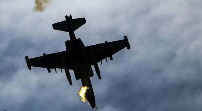 A-10 về sau được tích hợp khả năng sử dụng bom dẫn đường và tên lửa không đối đất hiện đại hơn, trong khi Su-25 cũng trải qua nhiều chương trình nâng cấp nhằm cải thiện hệ thống điện tử và khả năng sử dụng vũ khí chính xác.
