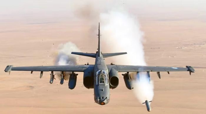 Một khác biệt quan trọng nằm ở cách tiếp cận mục tiêu. Su-25 được xây dựng trong bối cảnh Liên Xô chuẩn bị cho những chiến trường trên bộ quy mô lớn, nơi máy bay cần nhanh chóng tiếp cận các vị trí đối phương và hỗ trợ lực lượng tiền tuyến.