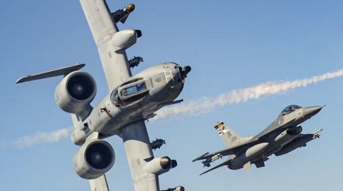 Tuy nhiên, pháo chỉ là một phần trong năng lực tác chiến. Cả Su-25 và A-10 đều có thể mang nhiều loại bom, rocket và tên lửa.