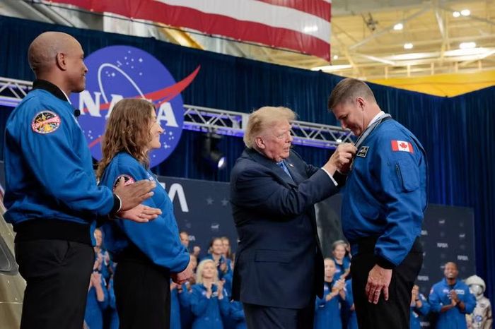Ông Trump trao tặng huân chương cho phi hành gia người Canada Jeremy Hansen tại Trung tâm Vũ trụ Johnson của NASA ở Houston