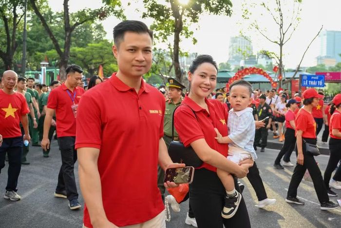 Nhiều gia đình mang theo cả con nhỏ