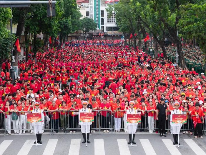 “Cùng Việt Nam tiến bước” năm 2026 đã tạo thêm một dấu mốc trong hành trình vận động cộng đồng hình thành thói quen rèn luyện sức khỏe, nâng cao ý thức bảo vệ môi trường