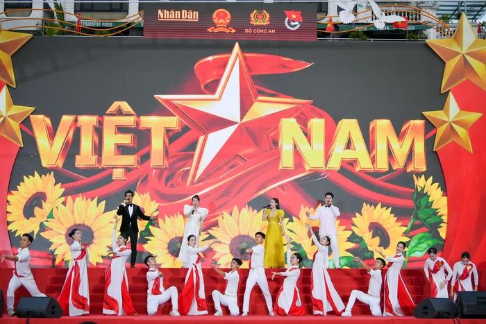 Các chương trình văn nghệ hoành tráng được diễn ra ở sân khấu Quảng trường Đông Kinh Nghĩa Thục