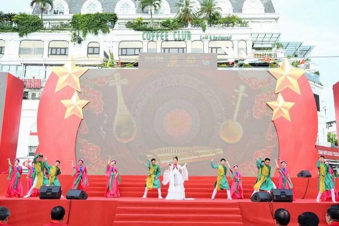 Các chương trình văn nghệ hoành tráng được diễn ra ở sân khấu Quảng trường Đông Kinh Nghĩa Thục
