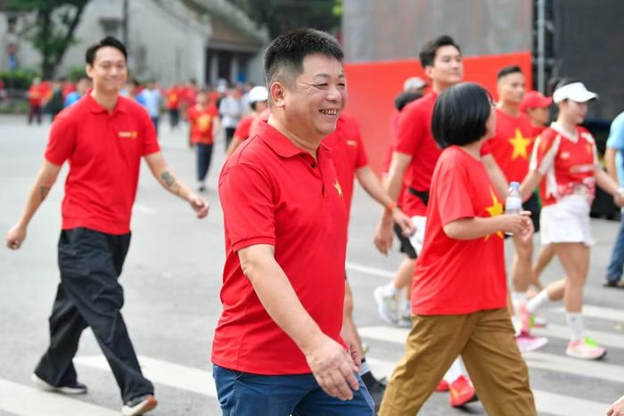 Ánh mắt rạng ngời và nụ cười rạng rỡ của những người tham gia sự kiện trong màu áo cờ đỏ sao vàng giữa tiết trời thu Hà Nội