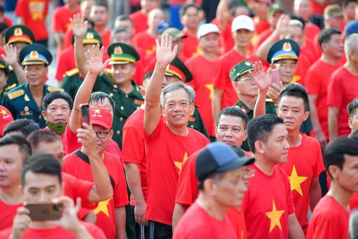 Nhiều thế hệ cùng vẫy tay lan tỏa thông điệp sống xanh và khỏe mạnh