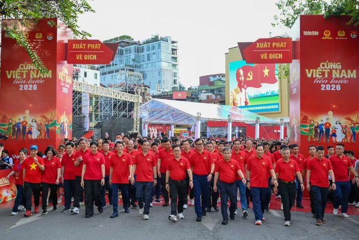 Các đại biểu tham gia đi bộ tại khu vực hồ Hoàn Kiếm