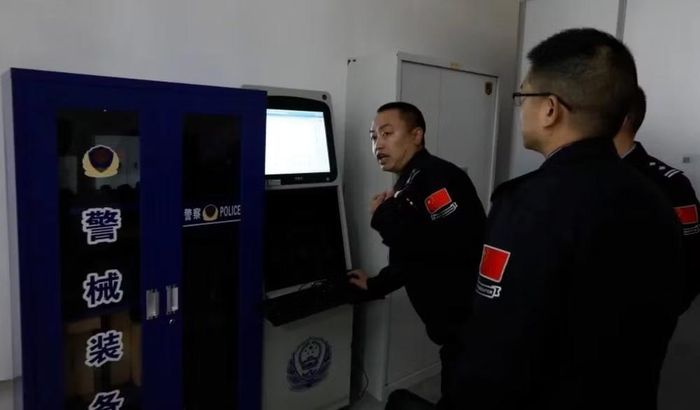 Hoàng Bành quê ở Trùng Khánh, sinh tháng 11/1991. Anh bắt đầu làm việc tại cửa khẩu Cát Long từ năm 2013 và giữ chức đội phó trực ban tại trạm xuất nhập cảnh. Nhạc Cát, một sĩ quan cảnh sát làm việc tại đây, cho biết hôm xảy ra thảm họa, Hoàng Bành đang làm nhiệm vụ trong đội phản ứng nhanh.
