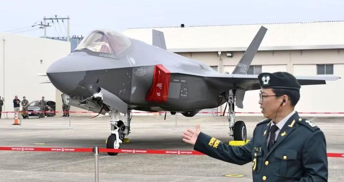 Giá mỗi quả AIM-9X Block II được nêu ở mức 380.000 USD, trong khi Block II Plus có giá 400.000 USD.