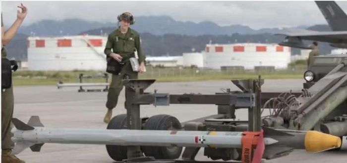 Tên lửa đối không AIM-9X là biến thể hiện đại nhất của dòng tên lửa AIM-9 do Mỹ phát triển. Loại tên lửa này được thiết kế cho nhiệm vụ không chiến tầm ngắn, có tầm bắn tối đa 35 km và mang đầu đạn nặng hơn 9 kg.