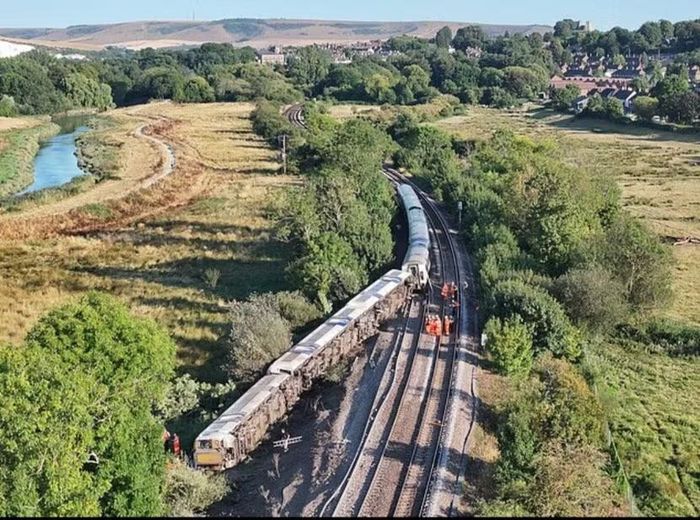 Một đoàn tàu bị trật bánh ở Lewes, East Sussex khiến các toa tàu lật nghiêng