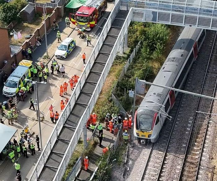Một chuyến tàu của hãng Greater Anglia từ ga London Liverpool Street đến ga Southend Victoria bị trật khỏi đường ray gần ga Wickford ngày 15-8-2026