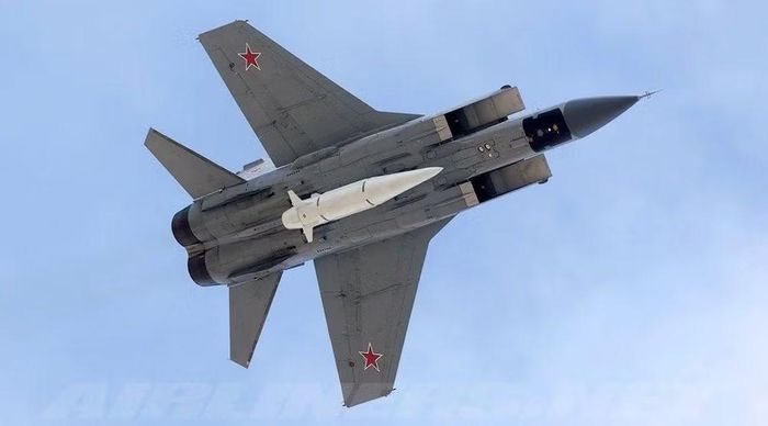 Tiêm kích đánh chặn MiG-31 được Liên Xô phát triển từ nền tảng MiG-25, thực hiện chuyến bay đầu tiên năm 1975 và được đưa vào biên chế năm 1981.