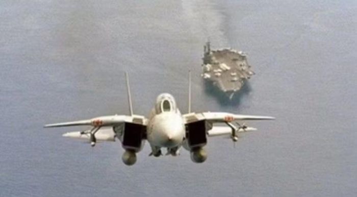 Trong khi đó, tiêm kích hạm F-14 Tomcat của Mỹ được phát triển cho Hải quân Mỹ với nhiệm vụ bảo vệ các nhóm tàu sân bay.