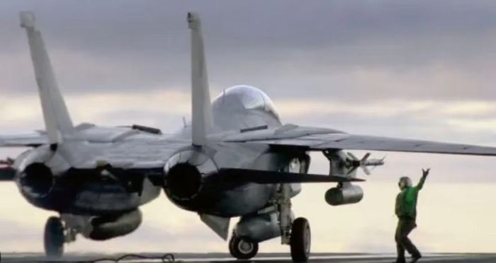 F-14 có lợi thế khác. Cánh cụp cánh xòe giúp máy bay thích nghi với nhiều chế độ bay, từ tốc độ thấp khi cất và hạ cánh trên tàu sân bay đến tốc độ cao khi đánh chặn.
