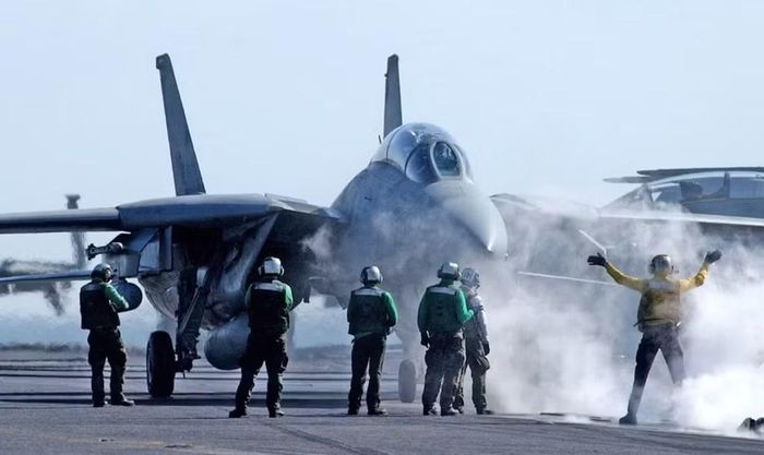 F-14 lại phải bảo vệ một lực lượng hải quân cơ động, nơi máy bay phải phát hiện và ngăn chặn mối đe dọa trước khi chúng tiếp cận tàu sân bay.