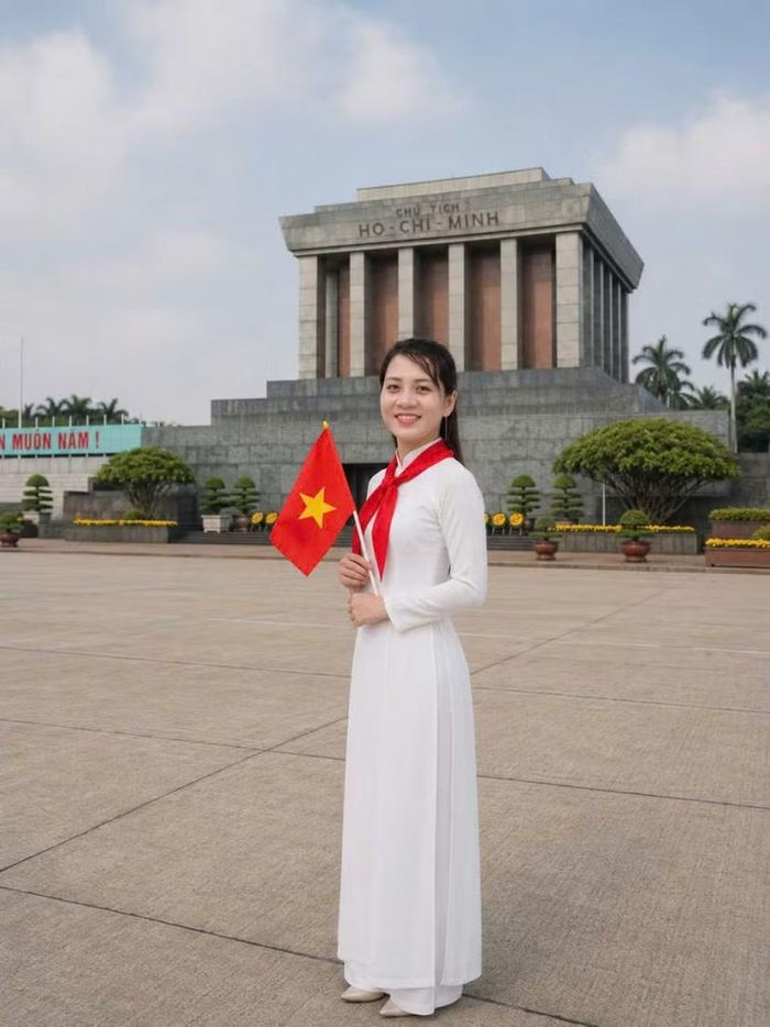 Những ngày cận Quốc khánh 2/9, đông đảo người dân và du khách diện áo dài, mang theo cờ Tổ quốc chụp ảnh bên Lăng Chủ tịch Hồ Chí Minh. (Ảnh: Hoa Tiên)