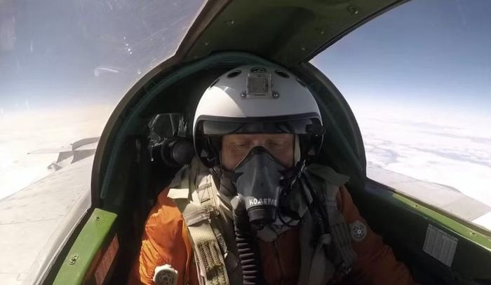 MiG-31 cũng được hiện đại hóa để sử dụng nhiều loại vũ khí mới. Các biến thể như MiG-31BM có khả năng sử dụng những tên lửa không đối không hiện đại hơn.