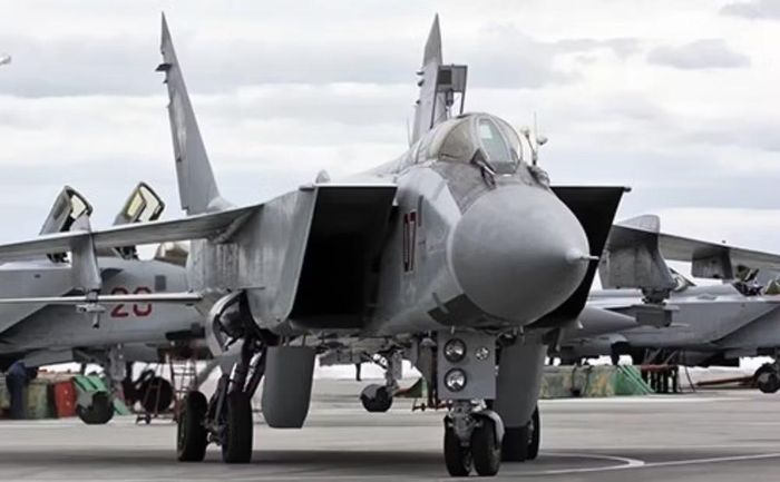 Máy bay cũng có khả năng trao đổi dữ liệu với những chiếc MiG-31 khác và các hệ thống phòng không, giúp mở rộng khả năng nhận thức tình huống trên không.