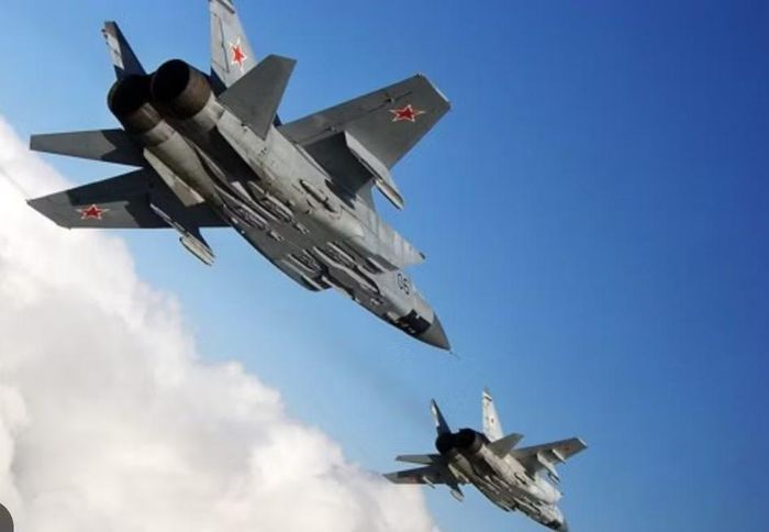 Khác với những tiêm kích đa nhiệm hiện đại, MiG-31 không được tối ưu cho các cuộc không chiến quần vòng. Máy bay có chiều dài hơn 22 mét, sải cánh gần 14 mét và khối lượng cất cánh tối đa hơn 46 tấn.