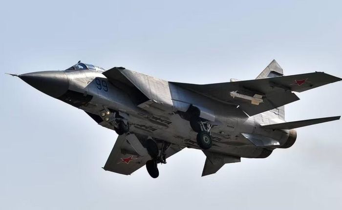 Lý do nằm ở việc MiG-31 được thiết kế cho một nhiệm vụ rất đặc biệt: kiểm soát không phận rộng lớn và đánh chặn mục tiêu từ khoảng cách xa.
