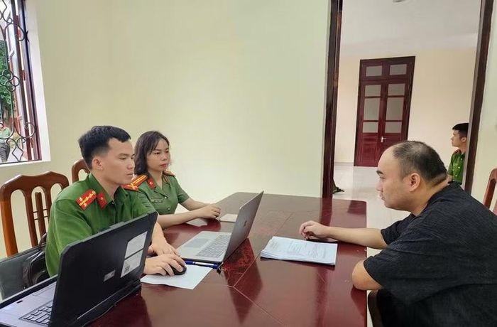 Lực lượng chức năng lấy lời khai của đối tượng Xu Chao