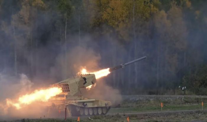 Vai trò của TOS-1A trở nên rõ ràng hơn trong những khu vực có hệ thống công sự dày đặc. Với rocket 220 mm mang đầu đạn nhiệt áp và tầm bắn tối đa 6 km, tổ hợp này có thể tạo hỏa lực mạnh lên các vị trí phòng thủ, công sự và khu vực tập trung lực lượng.