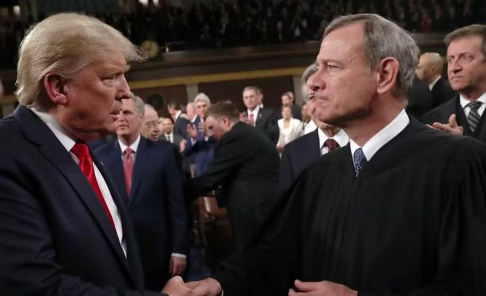Chánh án Tòa án Tối cao Mỹ John Roberts ngày 21/8 cho phép chính quyền Tổng thống Donald Trump tiếp tục xây dựng phòng khiêu vũ tại Nhà Trắng, sau khi Nhà Trắng kháng cáo phán quyết của tòa phúc thẩm liên bang Washington.