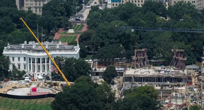 Giáo sư luật James Pfander thuộc Đại học Northwestern nhận định khi công trình đã bắt đầu, việc khôi phục nguyên trạng sẽ trở nên khó khăn hơn.