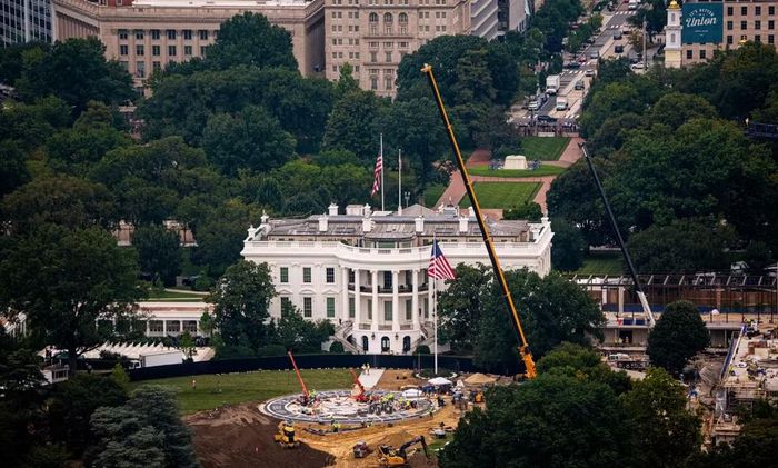 Ông Trump đề xuất xây phòng khiêu vũ vào cuối tháng 7/2025, nhằm thay thế không gian tổ chức sự kiện hiện chỉ chứa tối đa 200 người.