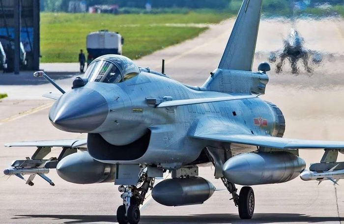 Theo các tài liệu được công khai, chương trình J-10 ban đầu dự kiến sử dụng động cơ WS-10 do Trung Quốc phát triển.