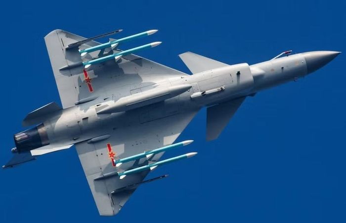 Jane's cho biết các lô J-10 ban đầu sử dụng AL-31FN Series 3 của Nga, một biến thể bắt nguồn từ dòng động cơ trang bị trên các máy bay Su-27 và Su-30 mà Trung Quốc mua trước đó.