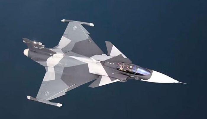 Gripen F là biến thể 2 chỗ ngồi của máy bay chiến đấu Gripen E. Tuy nhiên, Saab không thiết kế nó đơn thuần như một máy bay huấn luyện.