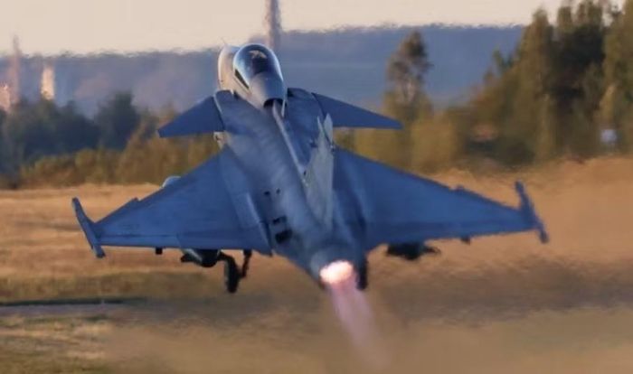 Brazil giữ vai trò trung tâm trong chương trình Gripen F. Thỏa thuận năm 2014 giữa Brazil và Saab bao gồm 36 máy bay, gồm 28 máy bay chiến đấu Gripen E một chỗ ngồi và 8 máy bay chiến đấu Gripen F hai chỗ ngồi.