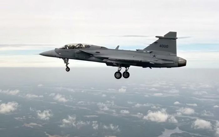 Chuyến bay kéo dài 40 phút, với sự điều khiển của phi công thử nghiệm trưởng Saab, ông Jakob Högberg, và phi công thử nghiệm Không quân Brazil, Trung tá Abdon de Rezende Vasconcelos.