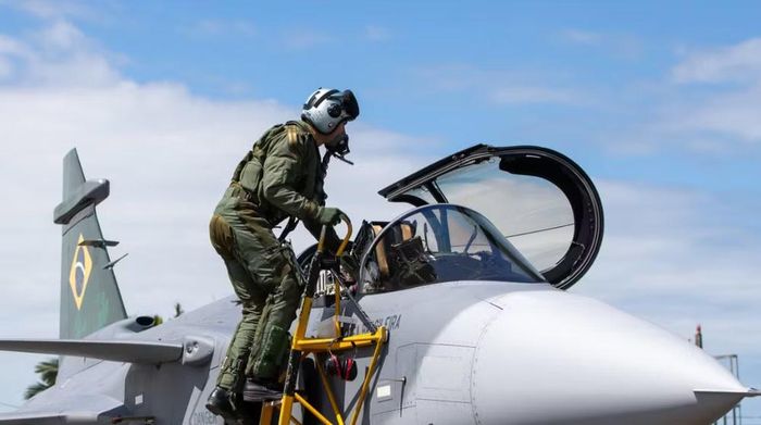 Chiếc Gripen F đầu tiên được Saab xuất xưởng tại Linköping vào tháng 6. Sau chiến dịch thử nghiệm tại Thụy Điển, máy bay sẽ hoàn tất các thủ tục nghiệm thu trước khi được bàn giao cho Không quân Brazil.