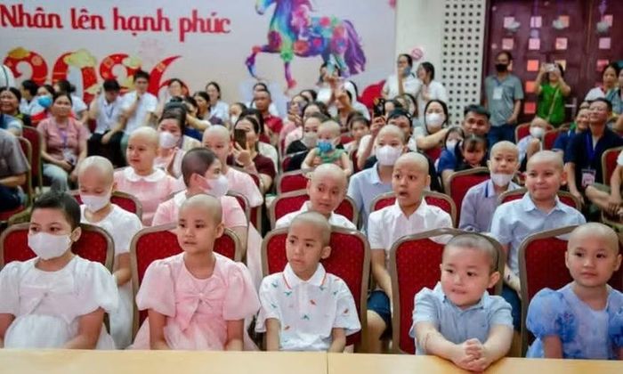 Trong số các cháu nhỏ thường xuyên phải đến Viện Huyết học và Truyền máu Trung ương điều trị, không ít cháu ở vùng sâu vùng xa và có hoàn cảnh khó khăn.