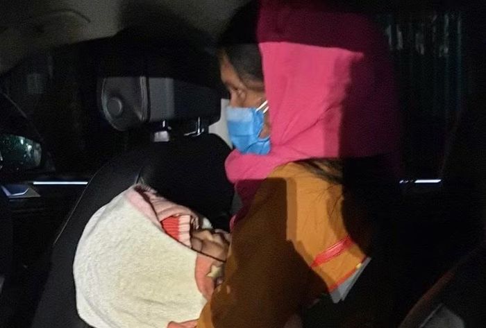 Với những trường hợp cấp bách, đêm hôm, các luật sư không ngần ngại tự lái ô tô chở bệnh nhân nhi và người thân về tận nhà.