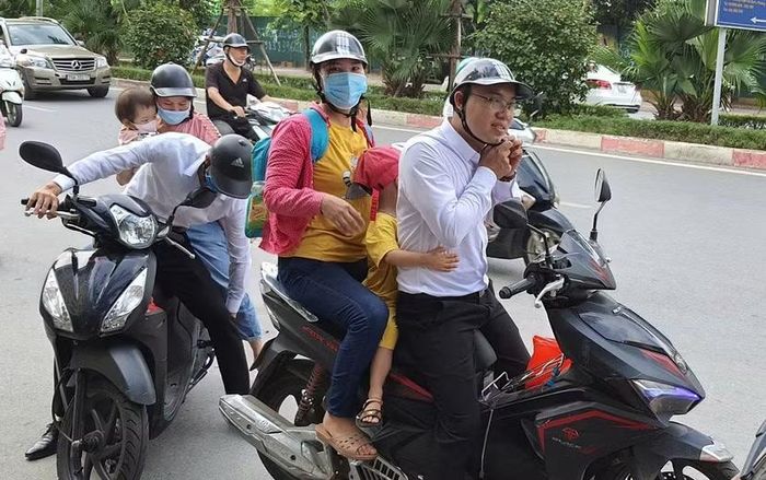 Dù rất bận với công việc chuyên môn nhưng các thành viên CLB Thanh niên luật sư Hà Nội luôn sàng và kịp thời đưa đón các bệnh nhân nhi có hoàn cảnh khó khăn.