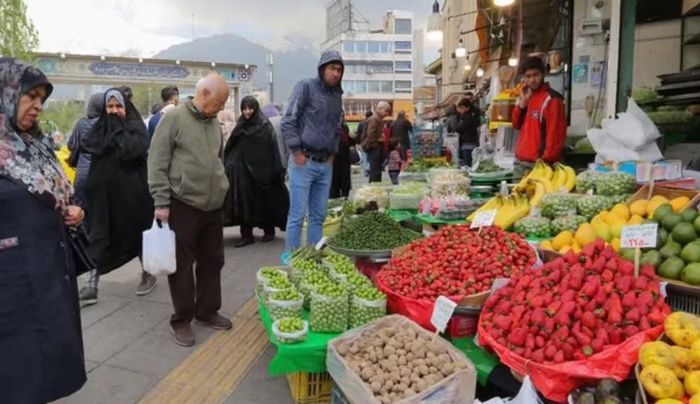 Để ứng phó với thâm hụt thương mại và thiếu ngân sách, Tổng thống Iran đề xuất xem xét tăng giá xăng. Ông cho rằng giá xăng đối với hạn ngạch bậc 3 nên được nâng từ 5.000 toman lên 10.000 toman. Mức này tương đương 0,02 USD và 0,04 USD.