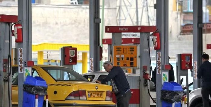 Iran là một trong những quốc gia sản xuất dầu lớn nhất thế giới. Nước này đã trợ giá xăng trong nhiều năm để duy trì giá nhiên liệu ở mức rất thấp.