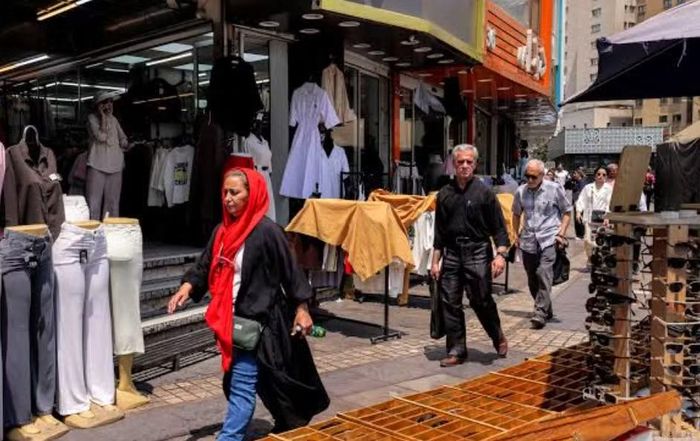Iran sau đó đe dọa đáp trả. Tehran tuyên bố có thể mở rộng các cuộc tập kích nhằm vào các quốc gia sản xuất dầu trong khu vực và các nước châu Âu. Iran cũng ngụ ý về khả năng chế tạo vũ khí hạt nhân.