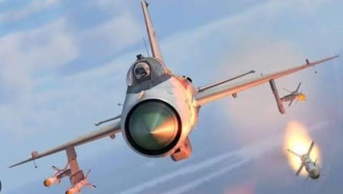 MiG-21 ban đầu được thiết kế chủ yếu cho nhiệm vụ đánh chặn. Các phiên bản đầu có thể mang tên lửa không đối không như R-3S, nhưng tải trọng vũ khí hạn chế.