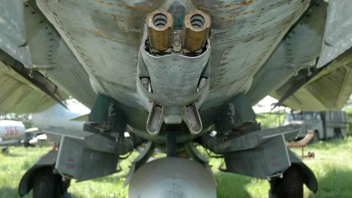 Các phiên bản MiG-21 sau này được cải thiện khả năng mang pháo. Một số biến thể sử dụng pháo 23 mm GSh-23L trong cụm pháo dưới thân, giúp tăng đáng kể khả năng chiến đấu ở cự ly gần.