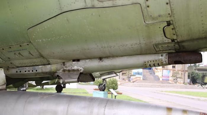 Nhưng MiG-21 cũng cho thấy một nghịch lý. Một chiếc máy bay được tối ưu cho tốc độ và đánh chặn lại có không gian hạn chế để mang nhiều vũ khí. Vì vậy, pháo tích hợp trên máy bay phải cân bằng giữa trọng lượng, cơ số đạn và hỏa lực.
