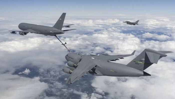 Ông Ratcliffe tới Moscow trên một máy bay vận tải quân sự C-17 không có dấu hiệu nhận dạng của Mỹ và đi qua Latvia. Khi thông tin về chuyến thăm lan rộng, các quan chức châu Âu phải khẩn trương tìm hiểu thêm.